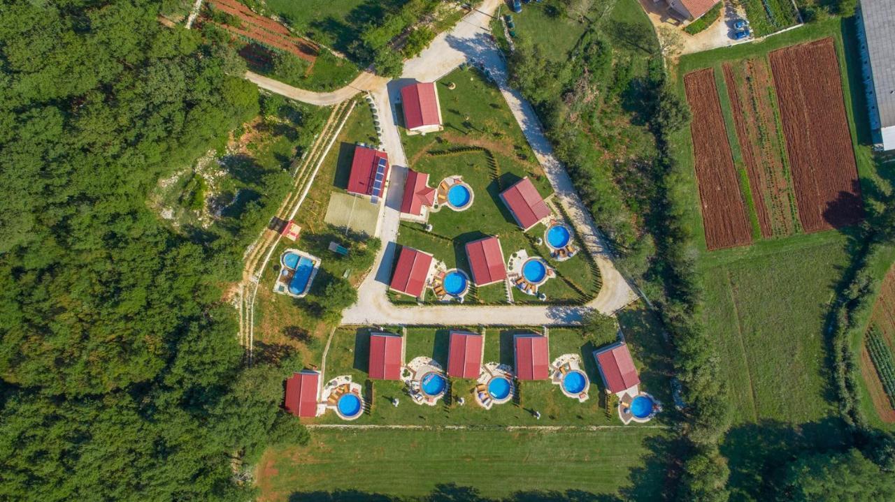 Holiday Park Village Jelovci Kringa Bagian luar foto